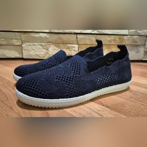 Tommy Bahama Women's 8 Navy Knit Scalloped Edge Slip-On Sneakers NWOT